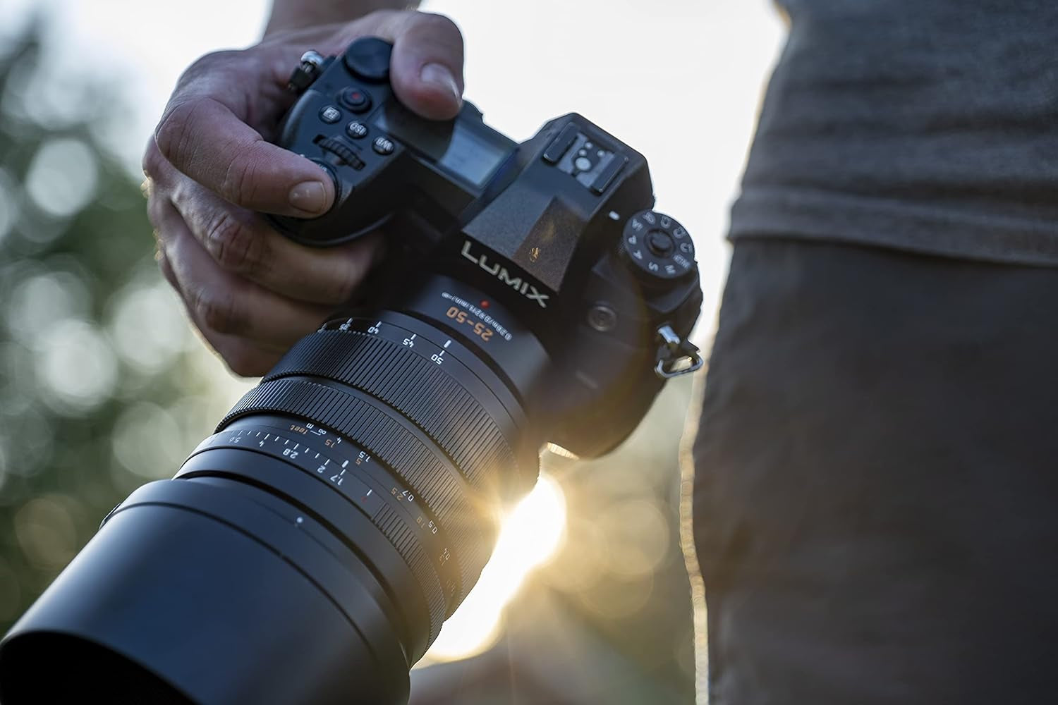 Leica 25-50Mm F1.7 | Objectif Zoom Grand Angle H-X2550E (Grande Ouverture F1.7 Constante, Tropicalisé, Equiv. 35Mm : 50-100Mm) Noir – Compatible Monture Micro 4/3  & Olympus